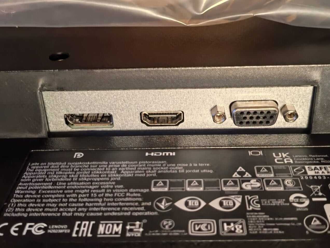 モニターの端子類の紹介
DP,HDMI,D-subがあります