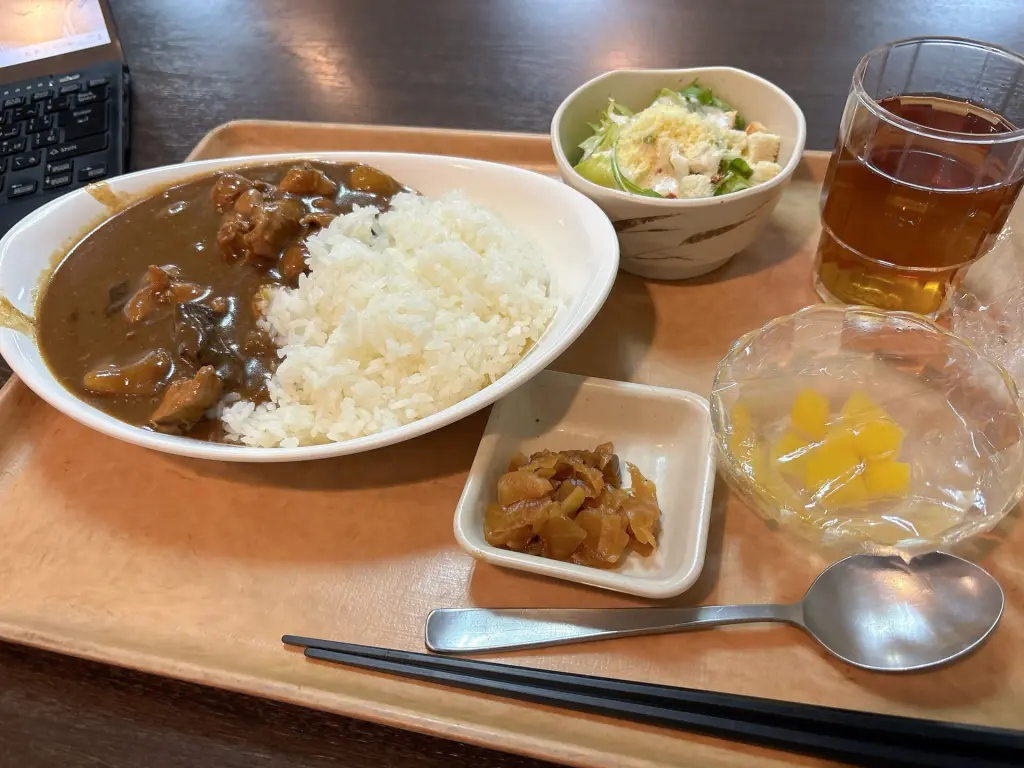 学生寮ドーミーのカレーの日の夕食。ご飯とカレーがおかわり自由のメニュー