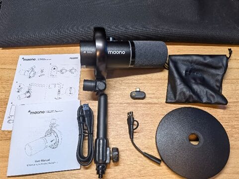 MAONO PD200W Hybrid本体と付属品一式を並べた写真